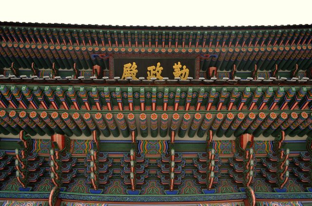 تاثیر مذهب بر معماری شرق و غرب چه بوده است؟