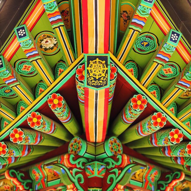 تاثیر مذهب بر معماری شرق و غرب چه بوده است؟