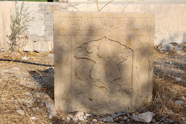 جویندگان گنج گورستان قاجاری را زیر و رو کردهاند