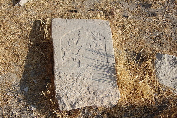 جویندگان گنج گورستان قاجاری را زیر و رو کرده‌اند