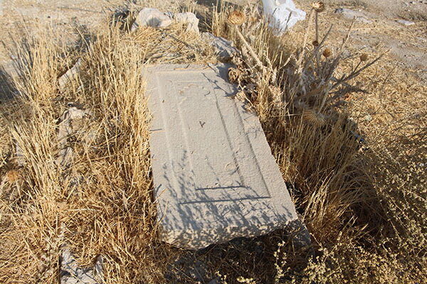 جویندگان گنج گورستان قاجاری را زیر و رو کردهاند