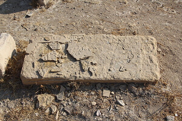 جویندگان گنج گورستان قاجاری را زیر و رو کردهاند