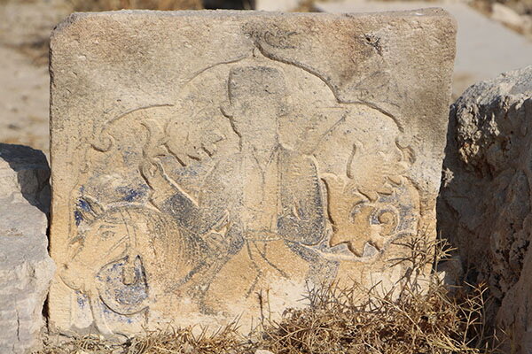 سنگگورهای رنگی که به مرور رنگ آنها پاک شده است. جویندگان گنج گورستان قاجاری را زیر و رو کردهاند