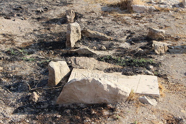 جویندگان گنج گورستان قاجاری را زیر و رو کرده‌اند