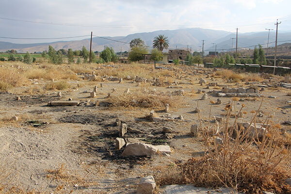 جویندگان گنج گورستان قاجاری را زیر و رو کردهاند