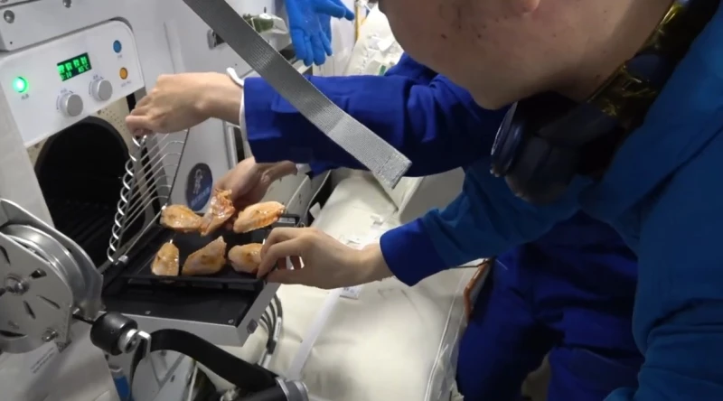چینیها در فضا بال مرغ سوخاری پختند!