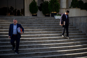 عبدالکریم حسین‌زاده، معاون توسعه روستایی رئیس‌جمهور و الیاس حضرتی، رئيس شورای اطلاع رسانی دولت در حاشیه جلسه هیات دولت - ۱۴ آبان