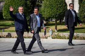 حسین افشین، معاون علمی و فناوری رئيس‌جمهور و مسعود پزشکیان، رئیس‌جمهور در حاشیه جلسه هیات دولت - ۱۴ آبان