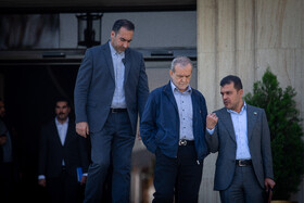 حسین افشین، معاون علمی و فناوری رئيس‌جمهور و مسعود پزشکیان، رئیس‌جمهور در حاشیه جلسه هیات دولت - ۱۴ آبان