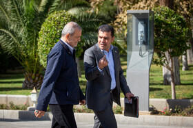 حسین افشین، معاون علمی و فناوری رئيس‌جمهور و مسعود پزشکیان، رئیس‌جمهور در حاشیه جلسه هیات دولت - ۱۴ آبان