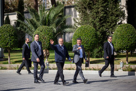 حسین افشین، معاون علمی و فناوری رئيس‌جمهور و مسعود پزشکیان، رئیس‌جمهور در حاشیه جلسه هیات دولت - ۱۴ آبان