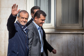 حسین افشین، معاون علمی و فناوری رئيس‌جمهور و مسعود پزشکیان، رئیس‌جمهور در حاشیه جلسه هیات دولت - ۱۴ آبان