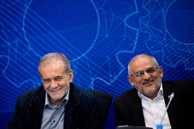 محسن حاجی‌میرزایی، رییس دفتر رییس جمهور و مسعود پزشکیان، رییس جمهور در نشست فعالان اقتصاد دیجیتال