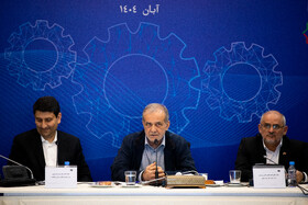 محسن حاجی‌میرزایی، رییس دفتر رییس جمهور، مسعود پزشکیان، رییس جمهور و ستار هاشمی، وزیر ارتباطات در نشست فعالان اقتصاد دیجیتال