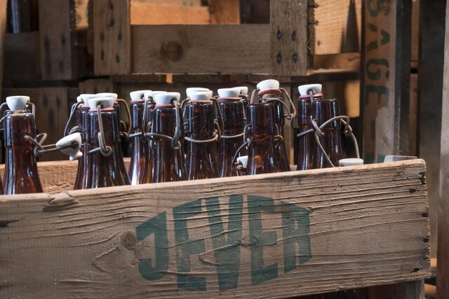 تاحالا فکر کرده اید چرا بطری ماءالشعیر سبز یا قهوهای است؟