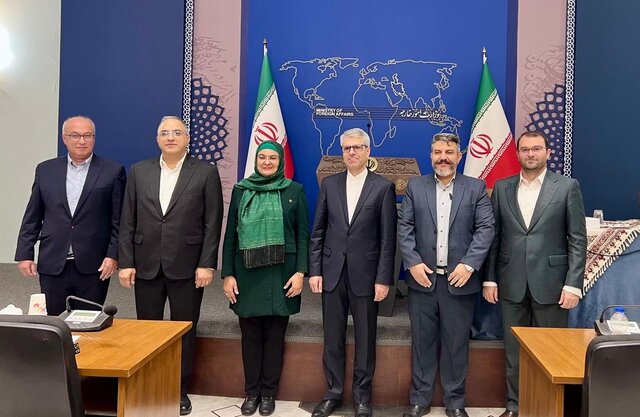 نشست بقائی با نمایندگان هموطنان زرتشتی، آشوری، کلیمی و ارمنی در مجلس نشست بقائی با نمایندگان هموطنان زرتشتی، آشوری، کلیمی و ارمنی در مجلس