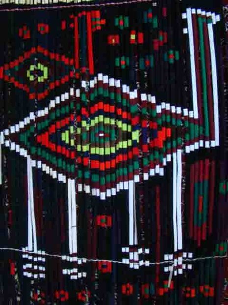 زنانی که از نی و موی بز دیوار زندگی می‌سازند