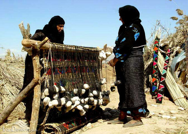 زنانی که از نی و موی بز دیوار زندگی می‌سازند