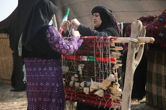 زنانی که از نی و موی بز دیوار زندگی می‌سازند