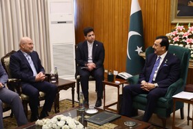 دیدار قالیباف با کفیل ریاست جمهوری پاکستان و اهدای هدیه ویژه به او