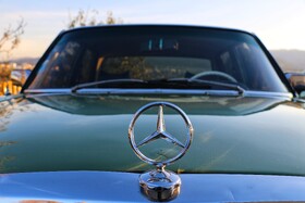 برگزاری همایش خودروهای کلاسیک در همدان؛ جلوه‌ای از تاریخ خودروسازی در قلب ایران