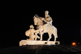 رونمایی از مجسمه «زانو زنندگان برابر ایران» در میدان انقلاب اسلامی