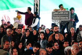 رونمایی از مجسمه «زانو زنندگان برابر ایران» در میدان انقلاب اسلامی