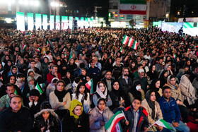 رونمایی از مجسمه «زانو زنندگان برابر ایران» در میدان انقلاب اسلامی