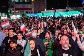 رونمایی از مجسمه «زانو زنندگان برابر ایران» در میدان انقلاب اسلامی