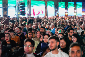 رونمایی از مجسمه «زانو زنندگان برابر ایران» در میدان انقلاب اسلامی