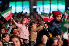 رونمایی از مجسمه «زانو زنندگان برابر ایران» در میدان انقلاب اسلامی