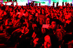 رونمایی از مجسمه «زانو زنندگان برابر ایران» در میدان انقلاب اسلامی