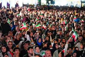 رونمایی از مجسمه «زانو زنندگان برابر ایران» در میدان انقلاب اسلامی