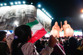 رونمایی از مجسمه «زانو زنندگان برابر ایران» در میدان انقلاب اسلامی