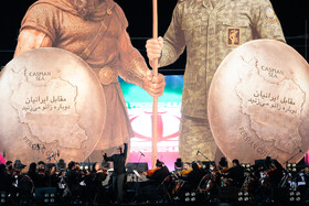 رونمایی از مجسمه «زانو زنندگان برابر ایران» در میدان انقلاب اسلامی