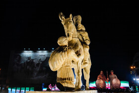 رونمایی از مجسمه «زانو زنندگان برابر ایران» در میدان انقلاب اسلامی