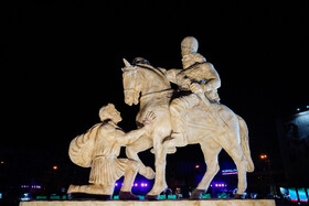 رونمایی از مجسمه «زانو زنندگان برابر ایران» در میدان انقلاب اسلامی