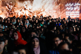 رونمایی از مجسمه «زانو زنندگان برابر ایران» در میدان انقلاب اسلامی