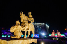 رونمایی از مجسمه «زانو زنندگان برابر ایران» در میدان انقلاب اسلامی