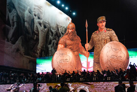 رونمایی از مجسمه «زانو زنندگان برابر ایران» در میدان انقلاب اسلامی