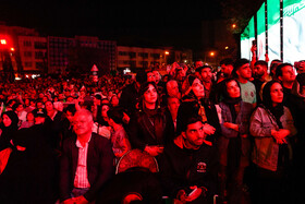 رونمایی از مجسمه «زانو زنندگان برابر ایران» در میدان انقلاب اسلامی