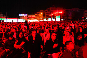 رونمایی از مجسمه «زانو زنندگان برابر ایران» در میدان انقلاب اسلامی