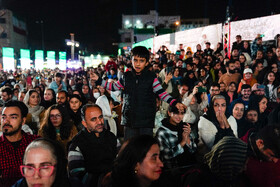 رونمایی از مجسمه «زانو زنندگان برابر ایران» در میدان انقلاب اسلامی