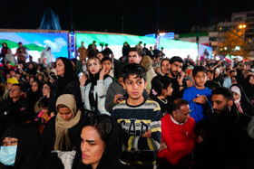 رونمایی از مجسمه «زانو زنندگان برابر ایران» در میدان انقلاب اسلامی