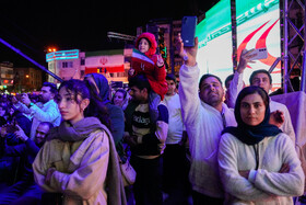 رونمایی از مجسمه «زانو زنندگان برابر ایران» در میدان انقلاب اسلامی