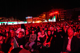 رونمایی از مجسمه «زانو زنندگان برابر ایران» در میدان انقلاب اسلامی