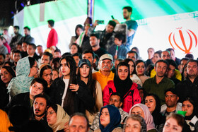 رونمایی از مجسمه «زانو زنندگان برابر ایران» در میدان انقلاب اسلامی