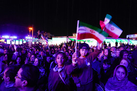 رونمایی از مجسمه «زانو زنندگان برابر ایران» در میدان انقلاب اسلامی