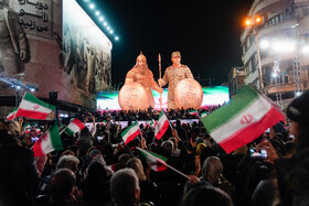 رونمایی از مجسمه «زانو زنندگان برابر ایران» در میدان انقلاب اسلامی