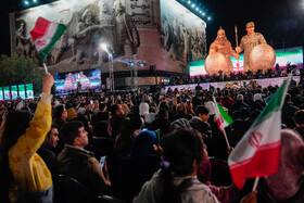 رونمایی از مجسمه «زانو زنندگان برابر ایران» در میدان انقلاب اسلامی